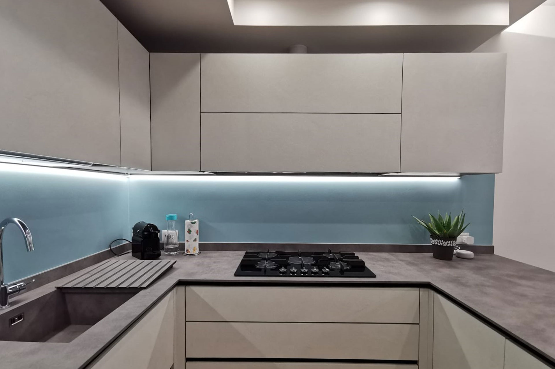 profili led alluminio sotto pensile illuminazione cucina